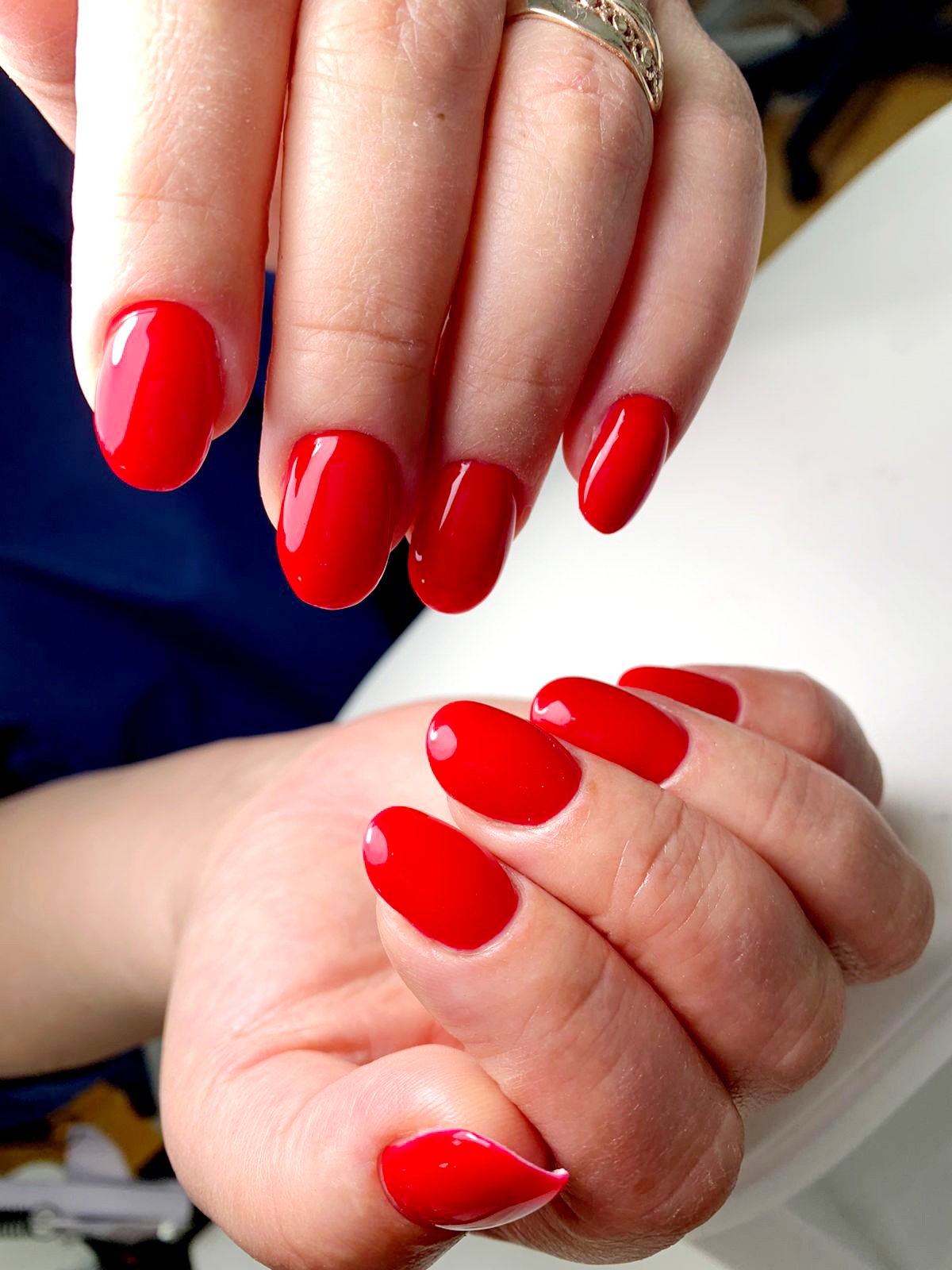 Покрытие цветом под кутикулу. Маникюр митино. Маникюр митино. Пилочный маникюр. Маникюр митино.